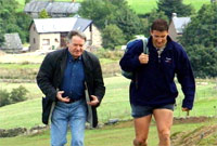 Dafydd Iwan yn cerdded gyda Iolo Williams yn ardal Llanuwchllyn