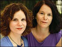 Elyse e Paula, gêmeas separadas por 35 anos (foto: Random House)