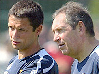 رئيس باشگاه ليون به همراه دستيارش