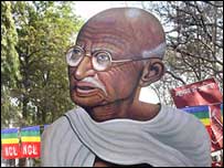 Boneco de Gandhi exibido por manifestante no fórum