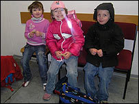 A 'testemunha', Anna-Bell (esq.), e o 'casal', Anna-Lena e Mika