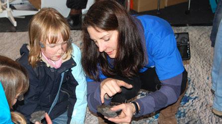 Craffu ar ffosilau gyda Kate Evans