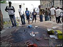 Congoleses observam destruição