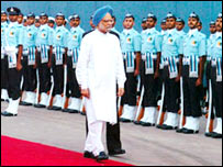  خطاب سے پہلے من موہن سنگھ کو سلامی دی گئی