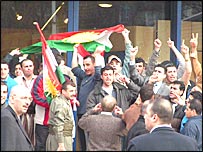 लंदन में मतदान करने पहुँचे इराक़ी