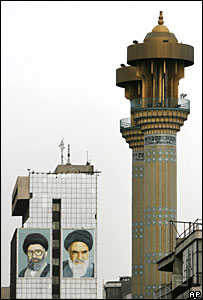 Kết quả bầu cử rất có thể sẽ càng làm tăng quyền lực của Ayatollah Khamenei (trái)