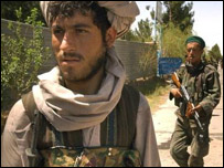 یک سرباز دولتی (سمت راست) و یک شبه نظامی در ولسوالی شیندند هرات