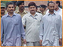 محمد عارف (بائیں) کو دوسرے جنگی قیدیوں کے ہمراہ پچھلے ماہ رہا کیا گیا تھا۔