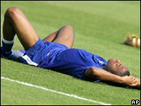 Robinho descansa durante treino