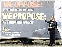 चार्ल्स केनेडी सँभल कर चल रहे हैं अपनी चालें