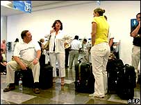 جهانگردان در حال تخليه مرکز سياحتی کنکون در مکزيک