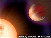 تصوير تخيلی از يکی از اين سيارات درحال گشتن دور ستاره