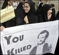 تظاهرات در مقابل سفارت ايتاليا در تهران