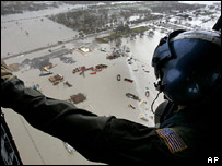 Guarda costeiro dos EUA observa alagamento na Louisiana de helicóptero