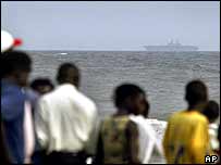 Liberianos assistem à retirada de navio americano 