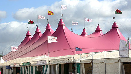 Y Pafiliwn, lle cynhelir yr oedfa