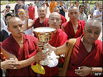 Tibetanos organizaram um protesto em Nova Déli levando sua própria chama