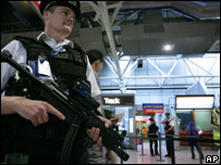 Policial armado em aeroporto de Londres