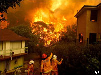 Bombeiros tentam proteger casas em Umina, ao norte de Sidney