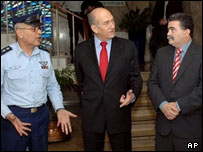 از راست به چپ: پرتز هالوتز و اولمرت