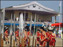 गणतंत्र दिवस के दिन कोहिमा में नगा पारंपरिक नृत्य