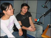 Đỗ Quốc Đạt và Nguyễn Hoàng Trúc trong phòng thu của BBC ở Luân Đôn