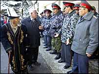 Policisté hlídající parlamentní budovy