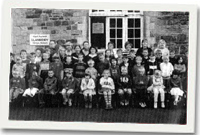 Disgyblion a Staff ar ddiwedd y tymor ac oes Ysgol llanboidy