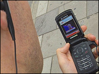 数星期后BBC开始试行向手机用户发送电视和广播节目