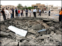 نتیجه انفجار بمب در یک ایستگاه پلیس در بغداد