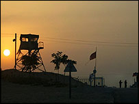 Gazze'deki yerleşim birimlerinden birindeki gözetleme kulesi