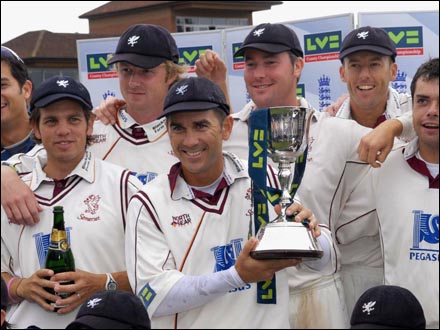 Skipper Justin Langer and team (Pic: Getty Images)