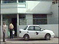 Mahkeme yetkililerine saldırının düzenlendiği evin önü