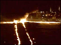 Po setmění se rozhořely plameny podél kolejí