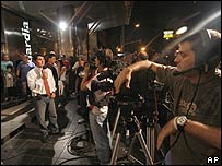 Giới báo chí chờ tin về sức khỏe của Maradona bên ngoài bệnh viện