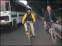 क्रिस मॉरिस और नलिन सिन्हा दिल्ली में साईकिल चलाते हुए