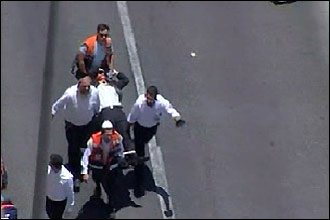 Một người bị thương được cáng đi