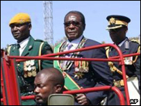 رابرت موگابه در مراسم سان روز ملی