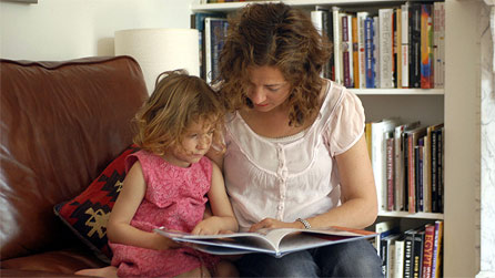 Mam a phlentyn yn darllen