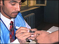 वोट डालते मतदाता