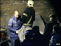 ماموران در حال بيرون کشيدن يک جسد