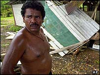 Costa-riquenho, ao lado de sua casa destruída pelo terremoto