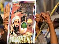 تصوير بن لادن در تظاهرات طرفداران القاعده در کراچی - پاکستان