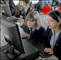 学生在教室使用电脑