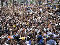 Manifestação de estudantes em Caracas contra as reformas propostas por Chávez