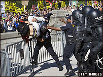 Manifestante é retido por policiais em Washington