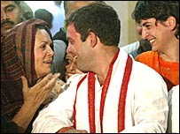 सोनिया गाँधी राहुल और प्रियंका के साथ