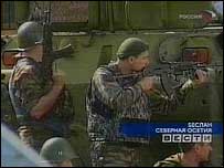 Російські вояки ведуть бій з нападниками у Беслані