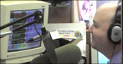 Benjamin Reed em frente aos microfones da rádio La Fantástica AM