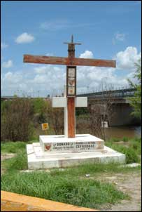 Cruz na fronteira entre México e Estados Unidos homenageia mortos na travessia